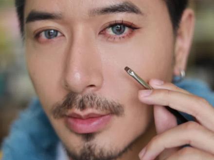 自然放大双眼,新手“卧蚕+眼影下至”手残版教程!#新手化妆教程 #化妆技巧分享 #眼妆教程 #画卧蚕教程 #秒变大眼睛 @抖音小助手