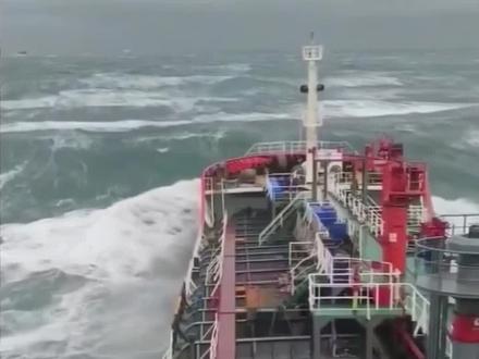 30万吨级的VLCC大型油轮,船舶满载能运输3亿升石油。