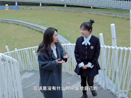 最火的时候生孩子,“挖呀挖”黄老师不怕自己“不火了” 在许多人的视野中,@教音乐的花开富贵 是一夜爆火的“挖呀挖”黄老师,是坐拥700万粉丝的头部网红,有人猜测她经过精心的谋划被打造而成,现在又靠一首歌“挖出一个亿”。
但是当我们走进黄老师的家中,会看到她在家里的小饭馆忙前忙后,听见她炒番茄时唱起“酸酸甜甜就是我”,触摸到她因生育损伤而变形的关节,意识到她和我们身边的朋友并没有多大差别。
走红两年后,黄老师坦言,她从不后悔最火的时候去生孩子,也并不担心自己有一天会“不火了”,因为她的勇气和力量来源于身边家人,来源于生活本身。让我们跟随《生活的N次方》,一起走进黄老师的小小花园🌸