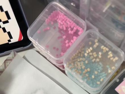 地瓜拼豆熨烫分享(均为个人分享,一百个人有一百种熨烫方式,希望能帮到你)
1️⃣材料选择
1,烘焙布
不容易烫坏,而且质感会很好,有纹理
2,烘焙纸
很薄,温度不好掌握,而且表面质感会有点粗糙,但是摸上去触感很好
3,透明塑料
这个是我买拼豆送的,刚开始用了一下,不太好操作,不推荐新手使用,容易闷豆,但是我记得好像表面会很光滑
💗我个人是比较推荐烘焙布的
2️⃣熨烫过程⚠️
1,怎么从板子上拿下来?
第一种就是拿美纹纸,这样不会粘到板子上,而且可以选择熨烫两面任何一面(♨️要注意一定要贴紧了,不然容易撒)
第二种就是视频中使用烘焙布,新手刚开始可以温度调低一些,熨至那个豆都在布上显色出来
2,怎么熨?
熨斗我是买的,可以调节温度大小,我一般是二档,可以根据自己的熨斗选择档位,在熨的过程中一定要左右前后旋转着熨,不然很容易晕染,这样成品会受影响
⚠️刚开始不要熨太久,如果不确定有没有孔,可以打开手机手电筒,然后把豆放在上面照一照#拼豆#拼豆熨烫