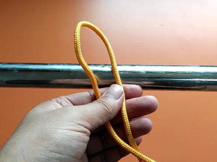 今天才知道,这是木匠鼻祖鲁班发明的绳结,捆绑圆形物体太牢固了