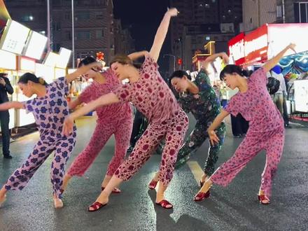 想要自信,先要社牛,弗兰舞团来了 #童门舞蹈站#神童童#弗兰舞团
#社牛#湖南舞团