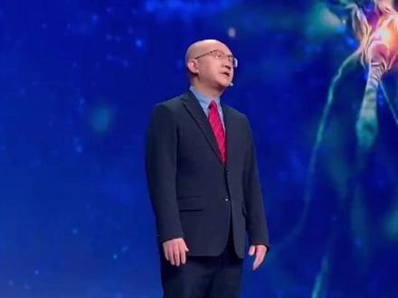 开颅手术关键时刻唤醒患者,手术中与患者交流,电刺激笔轻点大脑皮层,患者手部动作、语言反应成精准手术“路标”,标记出大脑功能“雷区”。患者变身战友,共护大脑功能,战胜病魔!#术中唤醒术 #CCTV健康中国