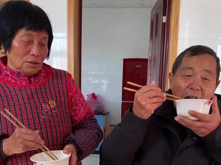 爸爸吃菜喜欢翻菜、天天被妈妈批评、今天用视频记录一下、爸爸说他以后不会再翻菜了、看爸爸以后会不会改正这个坏习惯、#家庭日常 #农村生活 #百善孝为先