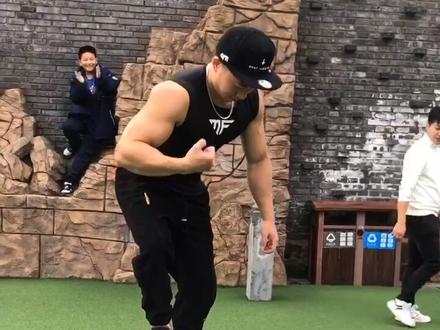 我51kg负重80kg做俯卧撑,我活肌肉还可以叭~