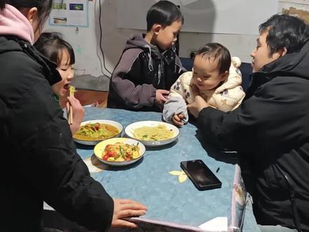 不知道老桥想不想回去,反正我自己是无所谓,基本上都是在外面长大的,父母也在外面家里好像也没有什么值得留恋的。#记录真实生活 #全职妈妈一拖二日常 #为了生活都不容易 #串门 #生活与我