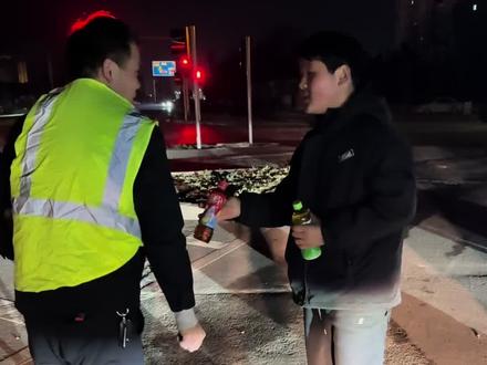 给我们送水的小伙计也充满正能量 填一个坑,多一份平安!希望所有的父老乡亲都能平安健康的过好这个春节#正能量 #汝州装修 #汝州瑞玺装饰 @汝州瑞玺装饰设计施工号