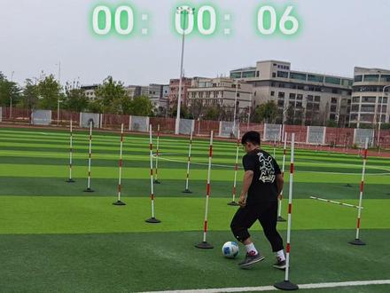 足球绕杆稳如钟,中考满分向前冲 欠了很久的体育中考第二期出炉了!
足球绕杆,稳控节奏,连贯变向,用扎实基本功冲刺体育中考满分。
#体育中考 #二狗脱口秀 #足球 #创作者扶持计划 #创作者激励计划 @抖音小助手 @DOU+小助手