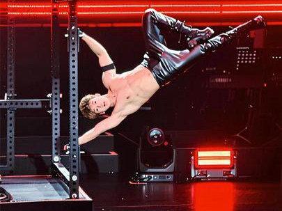 尖叫鸡集合!健身架上那个男人又来鲨人了🥷 2026-02-21 《Ready To Go》-关智斌
他说这不只是一场演唱会,而是一场show;
他说他不只是一位歌手,而是一位表演者。
然后他真就把这几年练的全部搬上舞台
皮裤+腹肌+街头健身+人体旗帜
肌肉线条拉满的时候,表情管理还那么游刃有余。
这不是单纯秀身材
是真的在秀这几年练出来的东西。
唱功、颜值、爆发力、控制力、力量感、舞台表现
全!都!在!线!@關智斌
#关智斌 #關智斌 #关智斌演唱会 #kennykwan #关智斌澳门演唱会