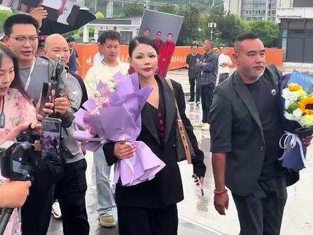 #上热门 #索图大舞台 #张敏大双二双 顺利抵达奉节索图大舞台,感谢师傅的托举🙏感谢索图大舞台的排面,谢谢大毛哥的用心安排,辛苦了🙏明天索图大舞台不见不散!