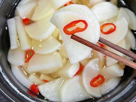 广东妈妈教我做的!腌酸甜萝卜,爽脆解腻,年夜饭第一道开胃菜!就是这个腌酸甜萝卜,年后吃多吃腻了吃这个也很解腻!#美食 #腌白萝卜 #酸甜萝卜 #年夜饭菜单提前曝光了 #家常菜