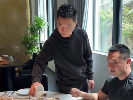 闽菜顶流回福建👨🍳杨艳彬主理的新餐厅 不止于传统的当代福建菜,福州闽菜天花板是什么水平?
🐚鸡汤冻海蚌 🦑水煮小木刷
🦞香油小青龙 🍲八臻佛跳墙
🥘福州家炖白鲳
🍠厦门手工芋包
🧧榕承
#闽菜 #福州美食 #福州美食推荐 #佛跳墙 #福建海鲜