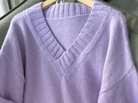 大V领套头教程
用线:念暖,3股
用色:暮山紫,350克
用针:4.5毫米主体,4.0毫米罗纹#手工针线活 #编织教程 #手工编织零基础教学 #回归线#手编毛线就是回归线 @回归线官方旗舰店