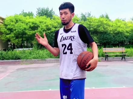 #篮球 #篮球教学 不断的篮下练习一定会提高你的上篮手感