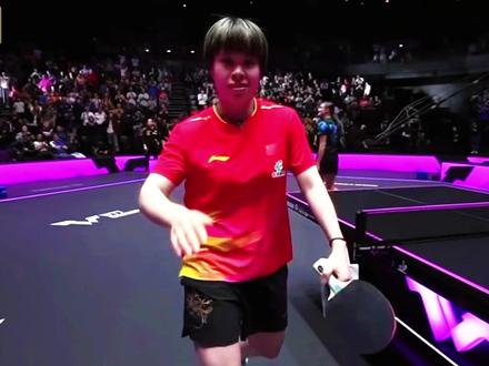 国乒王艺迪反差拉满,蛰伏两年破宿命,4-1 横扫张本美和晋级 王艺迪人送 “牛迪”,天生耐造、反差拉满,赛场霸气生活亲和。2024 世界杯首轮 1-4 不敌张本美和饮恨出局,她将惨败刻进心底,死磕训练、复盘每一球。2026 澳门世界杯,她以 4-1 强势翻盘,反手相持彻底压制对手,关键分大心脏稳扎,输局自我调整尽显顶级韧性。这场胜利不只是个人复仇,更扫清国乒上半区最大障碍,诠释了直面惨败、死磕到底的硬核精神,接下来再战宿敌温特,她依旧保持不服输的拼劲。#王艺迪 #张本美和 #王艺迪张本美和 #澳门世界杯 #乒乓球