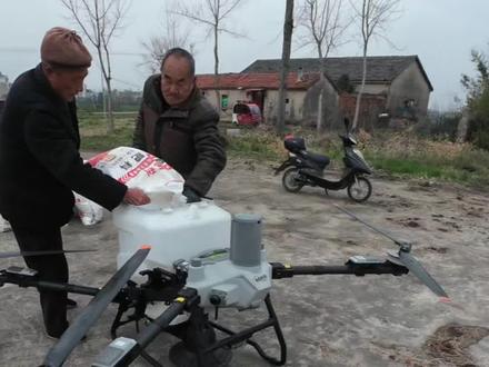 无人机小麦撒肥全过程,200斤肥料稳稳起飞! #大疆农业 #大疆T100S #吉利新能源皮卡 #斗里有年味