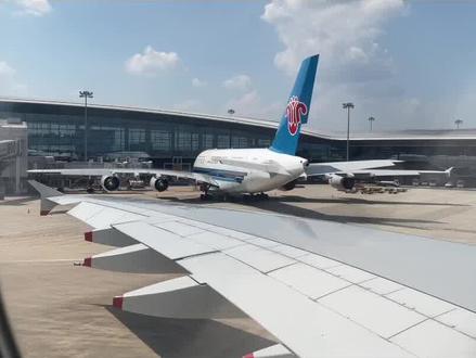 全球最大的客机,经济舱到底舒不舒服?又有哪些乘机小贴士?且听我慢慢给你讲!#a380相遇大兴机场 #空客a380 #飞机