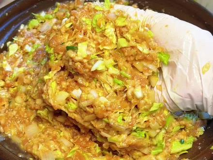 年夜饭的猪肉白菜饺子,白菜千万不要用盐杀水,教你个诀窍,包出来的饺子鲜美多汁,比外面卖的还好吃,大小朋友争着吃光光#饺子馅#白菜猪肉饺子 #年夜饭#味道好极了你们想吃吗 #春节年夜饭大赏