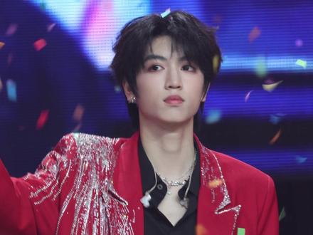 桂源离场时一直在给粉丝道别,直到最后一个离开…你是不是也想记住每一位粉丝的脸🥹珍惜每一次见面机会的好宝宝🥺#张桂源 #tf家族 #tf家族四代 #TF家族荣耀之战