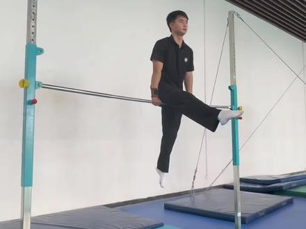 单杠一支撑后腿摆越转体180度成支撑教学
近期会把体操普修课所有技术动作,拍成微课教学视频。持续更新中……
#体操 #体操普修 #广西民族大学 #微课