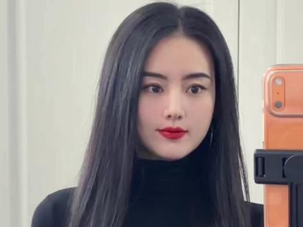 高马尾教程 在这里回答一下姐妹们经常问的 我的发量是天生的 现在也脱发严重 不烫不染 有白发 扎高马尾头皮会疼😂 #高马尾怎么扎好看 #教程来了