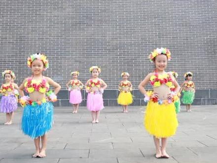 晨曦舞蹈趣味嘟萌《草裙舞》#儿童中国舞 #桂阳@DOU+小助手