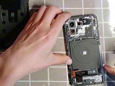 小米13电池鼓包了,自己动手更换电池。#小米手机 #小米13 #手机