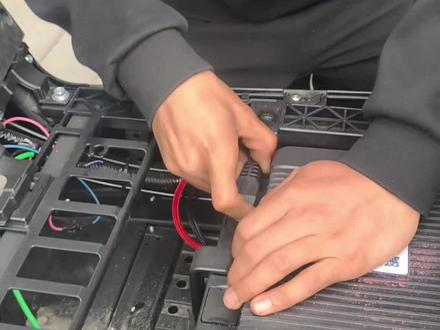 今天给雅迪的G26更换了一块锂电池 之前买雅迪G26出厂的话是配置了48伏23安时的铅铅酸电池,我有一块锂电,当时装了进去就没有买铅酸,这次直接把这个23安时的锂电更换成了30安时 扩大续航。#电动车锂电池 #天能锂电 #电动车铅酸换锂电