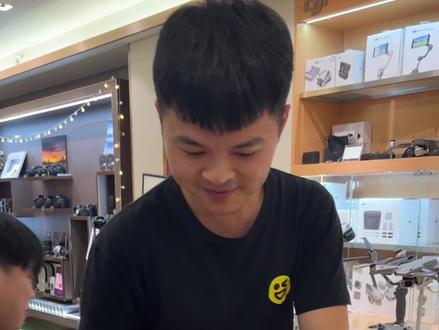 #佳能80d #二手相机 因为兄弟踩过雷,货比三家后,还是选择了我们家的佳能80d,二手相机还得在实体店买,而且我们是绝对不翻新,所以大兄弟大老远从坪山来了,给大兄弟安排!