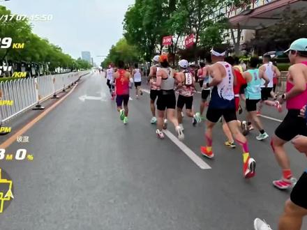 遗憾!最专业破3官兔李济辰不再领跑,银马赛道暖心相遇。 前26公里全程紧跟300破三大部队前行
赛道偶遇公认最专业破3官方兔子李济辰
此次赛事他未担任领跑配速员
一路热情相待还为我们拍摄视频,暖心交谈
这么专业的领跑大神不再当兔子实在可惜
这次银马破3大队,你们都跟到了多少公里?
以热爱赴赛场,追风步履不停
#银川马拉松 #马拉松兔子 #全马破3 #300兔子 #李济辰