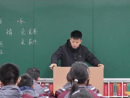 一双朝向屋外的脚印,标注了千年的离愁。原来王维的“异客”、杜甫的“作客”,都在说同一件事:此心安处是吾乡,但我们一直在路上。这条视频,送给每一个在异乡遥望故土的你。#过年 #回家 #背井离乡 #青年创作者扶持计划