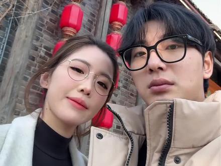 给女朋友拍照,我靠P图保命#年味醒一醒 #过年抽象合影还得是老鼠干 #抽象#醒图