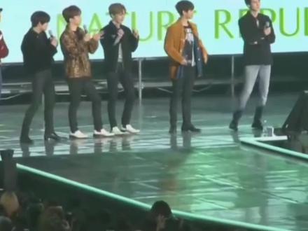 边伯贤:这怎么接?#边伯贤#波波虎#exo#爱丽#伯贤