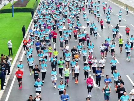 今天的经十路有一亿人 #济南 #经十路 #马拉松