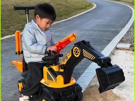 儿子做梦想要的#电动挖掘机,还会前进后退,还可以挖土挖沙子,操作简单上去就会玩了,宝宝太喜欢了,还有遥控器,一岁多的宝宝也能玩#儿童挖掘机 #工程车玩具 #挖掘机玩具 #每个孩子都有一个挖机梦