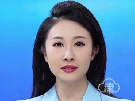 云南昆明盘龙区有4人骑着马在马路中间奔跑,4人骑马经过多个十字路口,不时有人将马骑行到超车道上。#云南 #昆明 #骑马