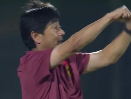 U17国足2-3日本无缘冠军! 国足日本籍主帅排出国足首发遭质疑,半场结束后,国足连换三人让场面有了明显改观,不过为时已晚,最终2比3惜败!#足球 #体育 #新今体育