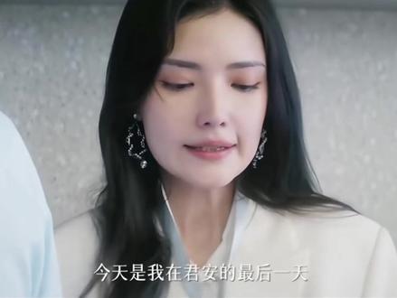 颜菲真得很勇敢 周年比大家想象的更要爱她 看完点映了,颜菲比我们想象都要勇敢。她和周年第二次看看星星的时候,把自己能说的话全都说了,骄傲的大小姐也是为爱真诚的普通人。在见到了她的热情执着、仗义直爽、勇敢热烈的美好品格之后没有人会不爱她。颜菲要离开君安倚在周年后背上哭得时候,周年甚至比她更难过。周年工作忙到连睡觉的时间都没有但在看到颜菲仅对他可见的朋友圈会吃醋吃不下饭;颜菲和江晨喝酒被拍,律所四个人修罗场的时候,一向温和的他脸黑得跟锅底一样,脸色不比任家童好多少。周年比我们想得更要爱颜菲,周年的退缩不是不爱,是因为太爱所以想得太多。因为双方差距太大了,存在的问题太现实了,颜菲可以为爱不顾一切,但是周年不能。他自己都说按部就班的人生里不能出差错,不怕别人质疑他,就怕因为自己影响了颜菲。最后下定决心放弃杭州的offer请求出现在颜菲的plan里,这份爱在现实在差距面前真得很能拿得出手。所以就算是返程的路上哪怕出现一个红灯,周年都不会轻易的离开颜菲了。
很多人都在替周年交往7年的前女友抱不平,颜菲也有在英伦为爱伤神伤心伤身的前男友,肯定都是爱过的,可到头来只能说现实就是这样,爱情是流动的不由人的。#即刻上场 #剧情#一颜万年 #因为一个片段看了整部剧 #名场面