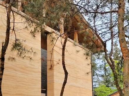 夯土墙让设计返璞归真 越来越多的设计开始返璞归真,近年来夯土墙建筑再次回归大众视野。现代夯土墙已不再是土得掉渣的墙体,而是高大上侘寂风。#民宿夯土墙 #夯土墙配方 #夯土墙厂家 #泥筑夯土 #博物馆夯土墙