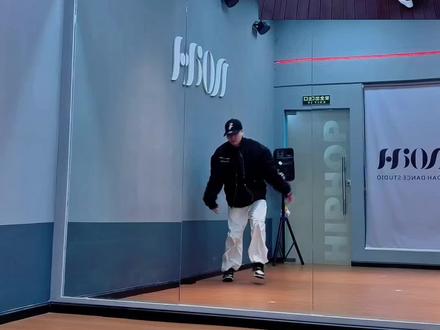 “孤单就来练舞,一群人不孤单”#当你孤单你会想起谁 #基础hiphop#抖音热门舞蹈计划#零基础学舞蹈#一学就会系列