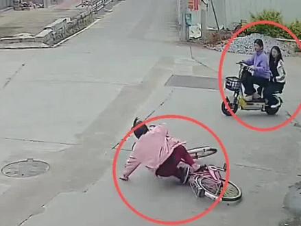 2名初中生扶摔倒女子遭索赔22万,谁来为后果买单?别让善意寒了心