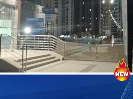 江与城门口地铁6号线“小港西站” 6号线一期开通后将试点开行直快列车
为未来快速抵达交通枢纽预留可行性,提前积累运营组
织经验,宁波轨道交通计划在6号线试点推出全新的运
营模式——直快列车。比如,早晚高峰期间6号线直快
列车仅停靠首末站及途中7个换乘站,并在越行站超越
普通列车,有效缩短乘客旅行时间。
“6号线一期谢墅站、汇士路站为双岛式站台,具备列
车越行条件,设为越行站,乘客可通过车站及车厢内各
显示屏的提示信息以及广播语音播报,选择乘坐直快列
车。线路开通后,市民乘客可以在早晚高峰享受到这一
便捷服务。”相关负责人介绍。
当前,6号线一期工程配套车辆段建设同步推进中,37
列电客车已整装待发,各项目团队协同推进各环节衔
接,为线路的开通保驾护航。#地铁6号线 #宁波江与城 #北仑青年公寓 #北仑青年公寓补贴30万 #镇海中学甬江校区