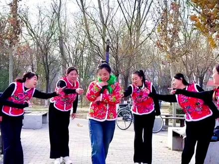 #年会节目来了,谁家的《大美人》这么俏,花棉袄要多迷人有多迷人😍@DOU+小助手 @抖音小助手