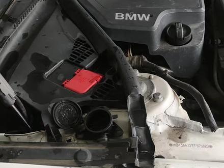 宝马3系雨刮器喷水壶拆下来方案