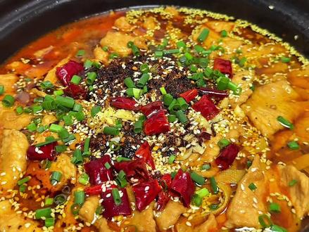 水煮肉片真是开胃又下饭!肉片嫩到入口即化,豆芽青菜吸饱了肉汤,一勺汤汁浇在米饭上,香得人直扒拉,鲜辣过瘾根本停不下来,这口热辣鲜香,谁吃谁迷糊啊!#水煮肉片 #下饭菜 #在家做美食 #美食教程