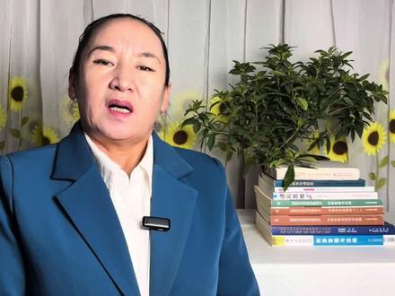 牛羊身上的寄生虫并非凭空出现,它们主要来自以下几个有据可查的途径,构成了一个完整的传播循环:
1. 环境中的感染性阶段虫体或虫卵**
这是最主要的来源。病牛、羊会通过粪便向环境中持续排出大量寄生虫卵或幼虫(如捻转血矛线虫、肝片吸虫卵)。这些虫卵在适宜的温湿度下,在牧场、圈舍的泥土、粪便、污水中发育成具有感染能力的阶段,污染了牧草、饲料和水源。
2. 被污染的牧草、饮水与饲料
当牛羊采食被感染性幼虫污染的牧草(“地源性”寄生虫),或饮用了含有尾蚴、幼虫的沟渠、池塘水(如肝片吸虫)时,寄生虫便经口进入体内。使用被污染的农作物秸秆作饲料也是重要途径。
3. 中间宿主的传播
许多寄生虫需要中间宿主才能完成生活史。例如,肝片吸虫的幼虫必须在锥实螺体内发育;某些绦虫需要地螨参与。牛羊在吃草或饮水时无意中吞食这些携带幼虫的中间宿主而被感染。
4. 母体垂直传播与哺乳感染
一部分寄生虫(如犊牛新蛔虫)可通过胎盘由怀孕母畜直接传染给胎儿。此外,线虫幼虫可移行至 mammary gland,通过初乳或常乳感染新生羔羊或犊牛。
5. 寄生虫的自身潜伏与重复感染
部分幼虫可在牛羊体内(如消化道粘膜)处于“休眠”的滞育状态,在宿主机体抵抗力下降时(如分娩后、应激时)重新发育成熟。同时,若驱虫不彻底或未轮换牧场,环境中残留的虫体会导致动物在短时间内被重复感染。
综上所述,牛羊寄生虫的核心来源是一个由“病畜排虫 → 环境发育与污染 → 经口/皮肤感染健康畜”构成的闭环。因此,有效的驱虫方案必须结合药物治疗、环境管理、牧场轮牧和中间宿主控制等综合措施才能打断这一循环。#三农#牧民生活#知识科普#冬季养羊#牛羊驱虫