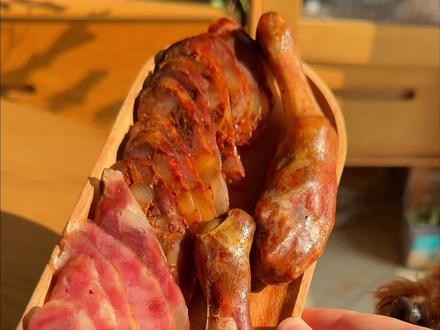 现在装香肠会不会晚,不,这是最好的时间,这几天的温度在十度左右,晾晒香肠更不容易变质,鸭脚包肉真的好吃,值得。#腊味 #自制香肠 #川味香肠 #抖音美食创作者#鸭脚包肉