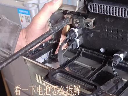 带你们学拆电池#现场实拍 #专业维修保养 #专业的事交给专业的人 #电池修复
