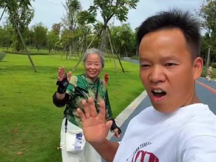 68岁“滑板奶奶”火出圈 学滑板3年 越滑心情越好