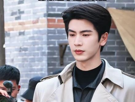 明明颜值顶级,为何张凌赫却很少大笑?一段综艺片段曝光,才知贾玲捂脸的无奈#张凌赫 #贾玲 #减肥后遗症#影娱热点团 #内容启发搜索